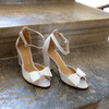 Sandale Charlotte en cuir lisse blanc et  fines paillettes blanches