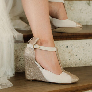 T bar in off white suede and white gold paillette