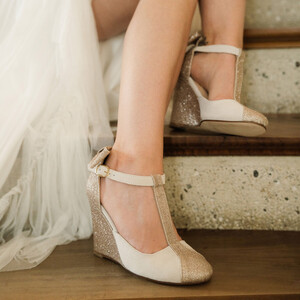 T bar in off white suede and white gold paillette