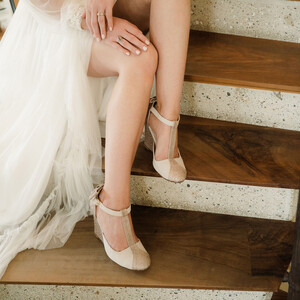 T bar in off white suede and white gold paillette