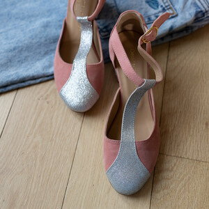 Salomé en velours blush et paillettes argentées