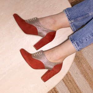 Richelieu à talons en velours terracotta et paillettes champagne