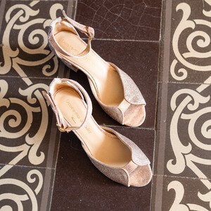 Sandale Charlotte en fines paillettes or blond et irisé or rose