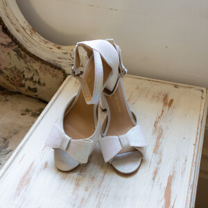 Sandale Charlotte en cuir lisse blanc et  fines paillettes blanches