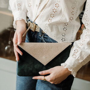 Pochette enveloppe velours vert sapin et fine paillette or blond