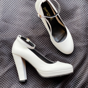 Round toe platform pump in white soft leather