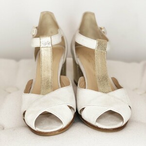 Sandale blanche et dorée de mariée