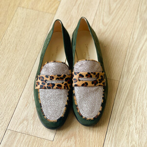 Mocassin en velours kaki, léopard et paillettes or blond