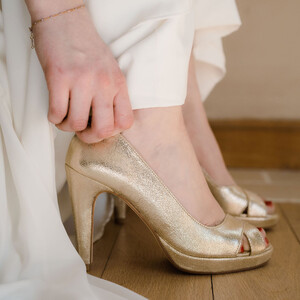 Escarpins plateforme ouverts brides croisées dorés