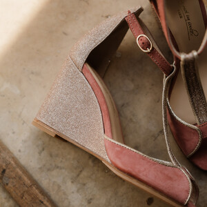 Sandale compensé rose et dorée