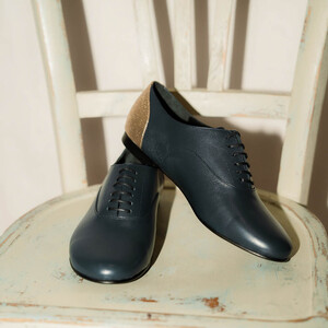 Richelieu plat en cuir lisse marine et paillettes champagne