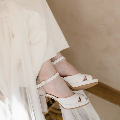 Salomé en cuir blanc et paillettes or blond