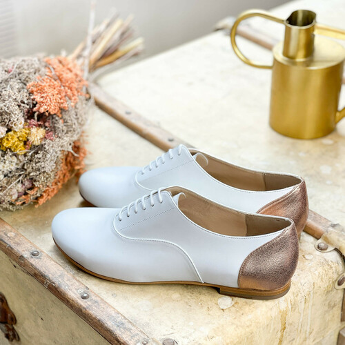 Richelieu en cuir blanc et irisé or rose