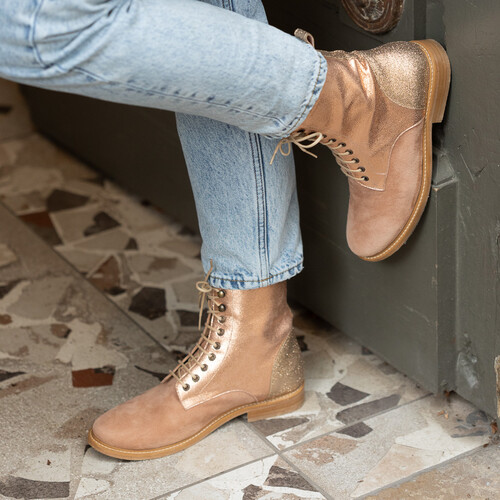 Boots Billie en velours bois de rose, fines paillettes champagne et irisé or rose Boots Billie en velours bois de rose, fines paillettes champagne et irisé or rose