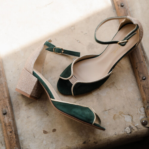 Charlotte en velours vert sapin et fine paillette or blond Sandale à talons verte et dorée