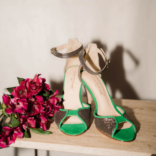 Charlotte en fine paillette multicolore et velours vert émeraude sandale à talon paillette multicolore et verte