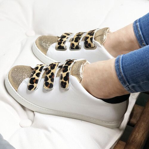Baskets à scratchs en cuir lisse blanc, fine paillette champagne et poils leopard Baskets blanche et leopard