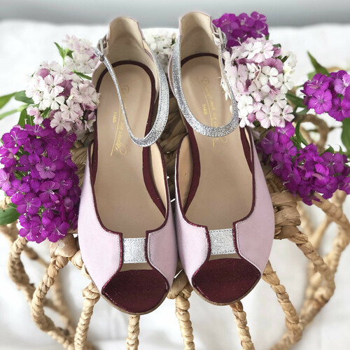 Sandale Charlotte en velours rose dragée, irisé grenat et argent Sandale plate de mariage