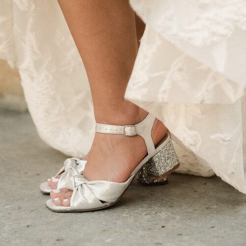 The different styles of low-heeled bridal shoes