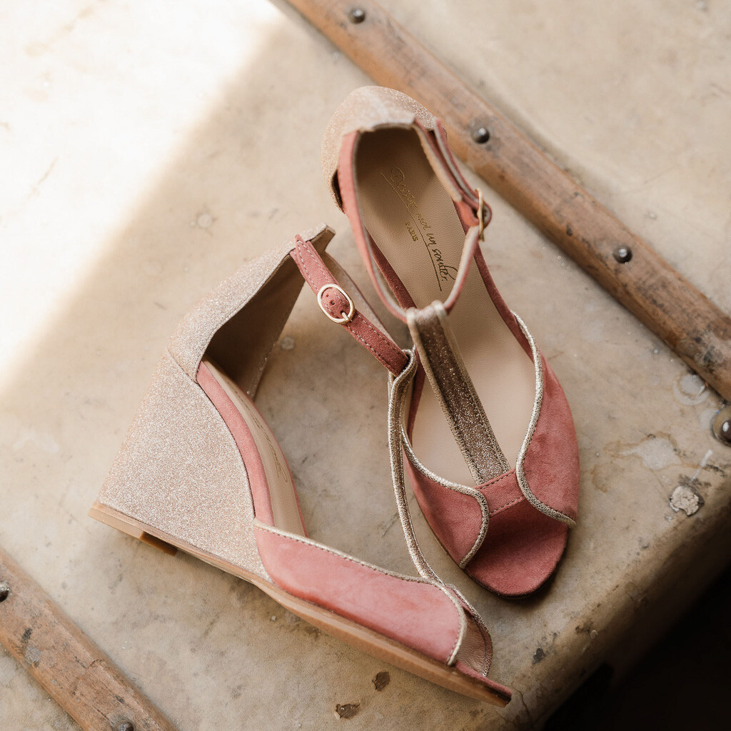 Sandale compensé rose et dorée
